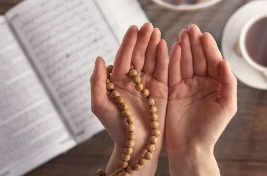 8 Daily Duas Every Muslim Should Memorize (What Changes Once You Know The Meaning)